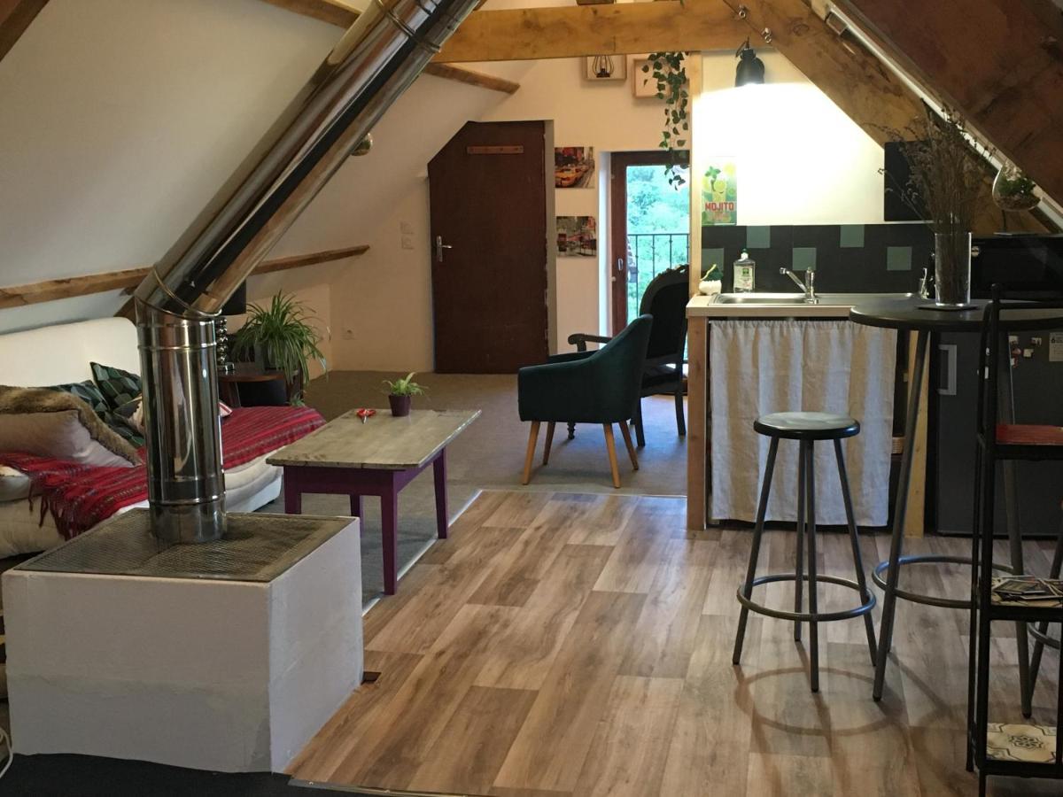 Chez Fred Avec Vue Sur Le Chateau Angles-sur-lʼAnglin Екстериор снимка